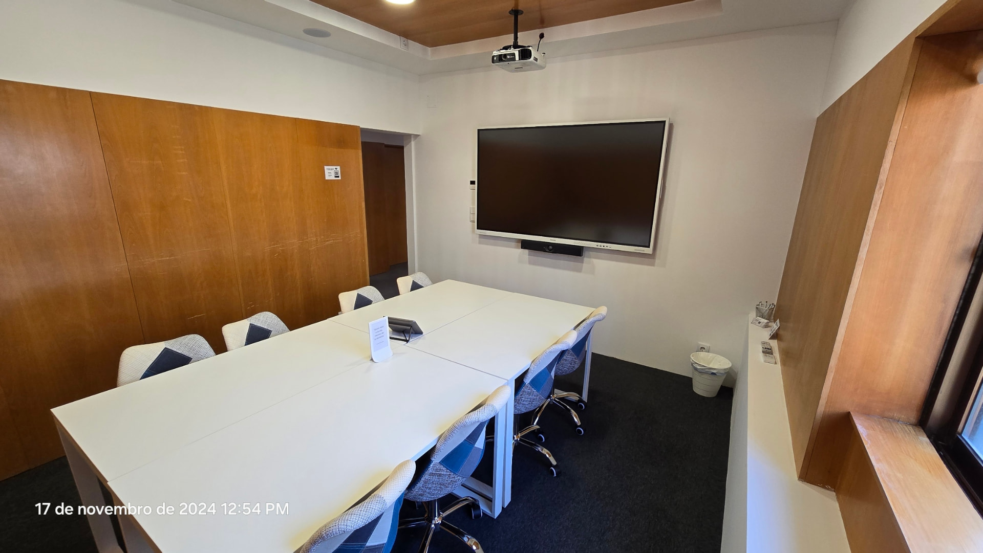 Sala de reuniões e formação da ConnectHub com ecrã interativo e videoprojetor