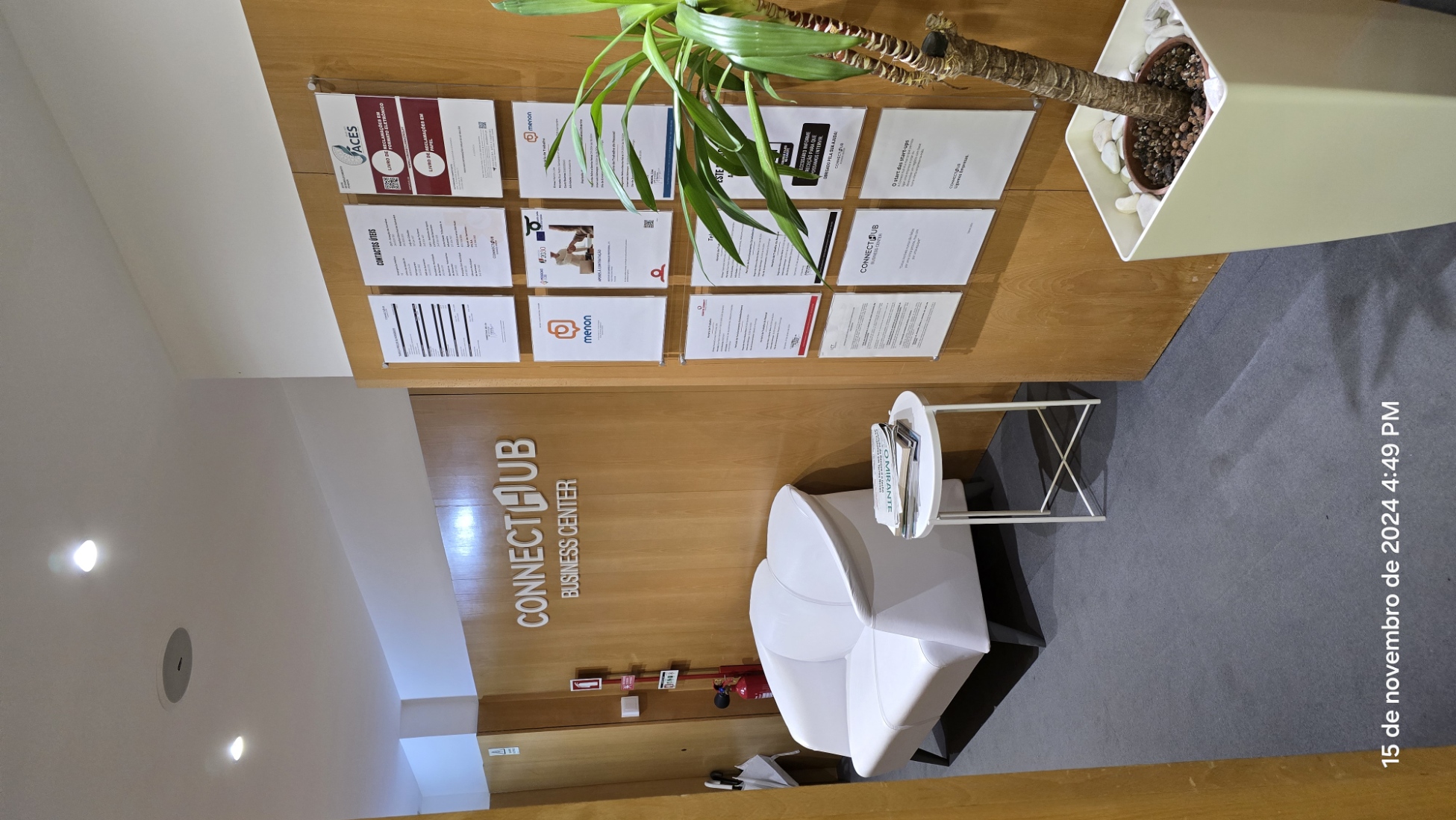Zona de espera da ConnectHub com sofá branco e sinalética da marca