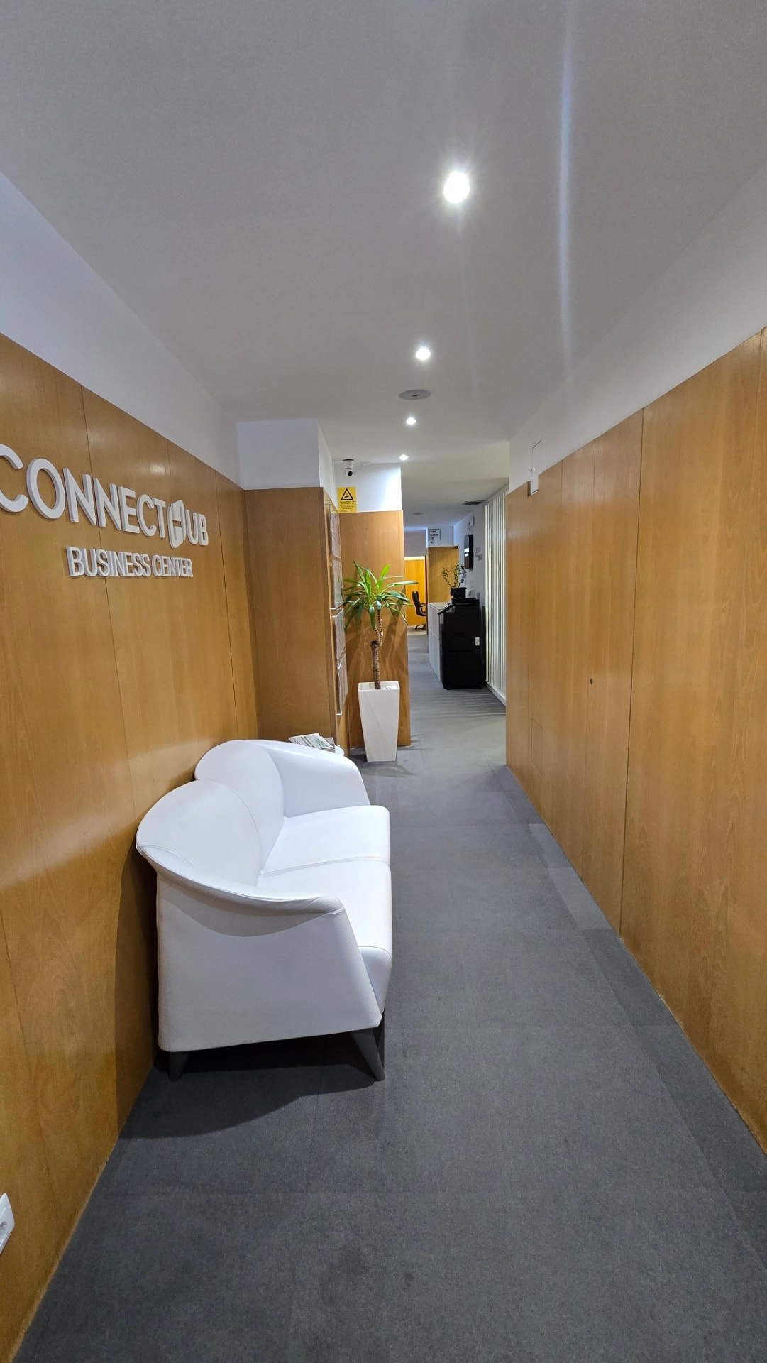 Corredor de acesso aos escritórios privados da ConnectHub
