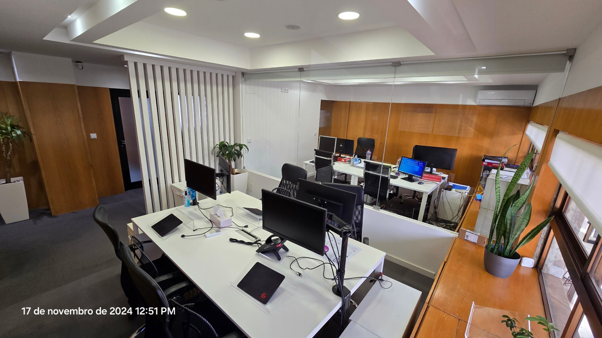 Espaço de cowork da ConnectHub com postos de trabalho equipados