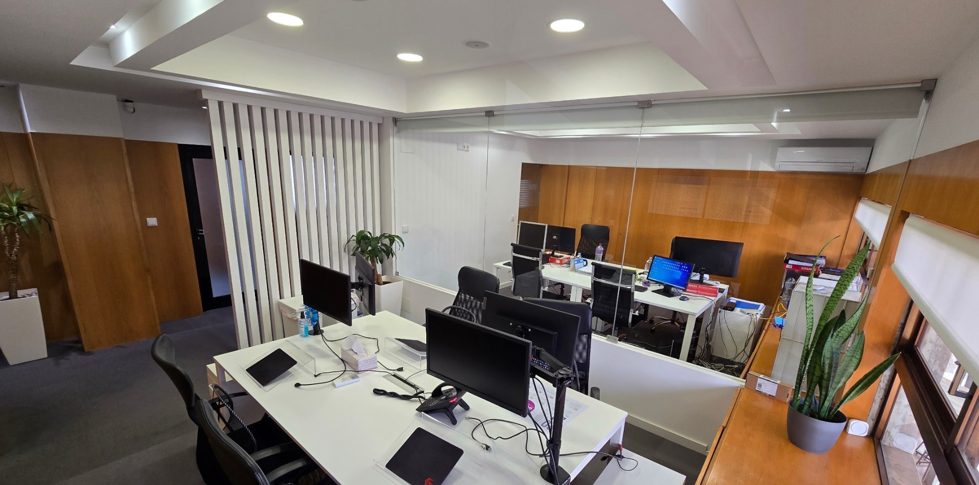 Espaço de cowork da ConnectHub com postos de trabalho equipados
