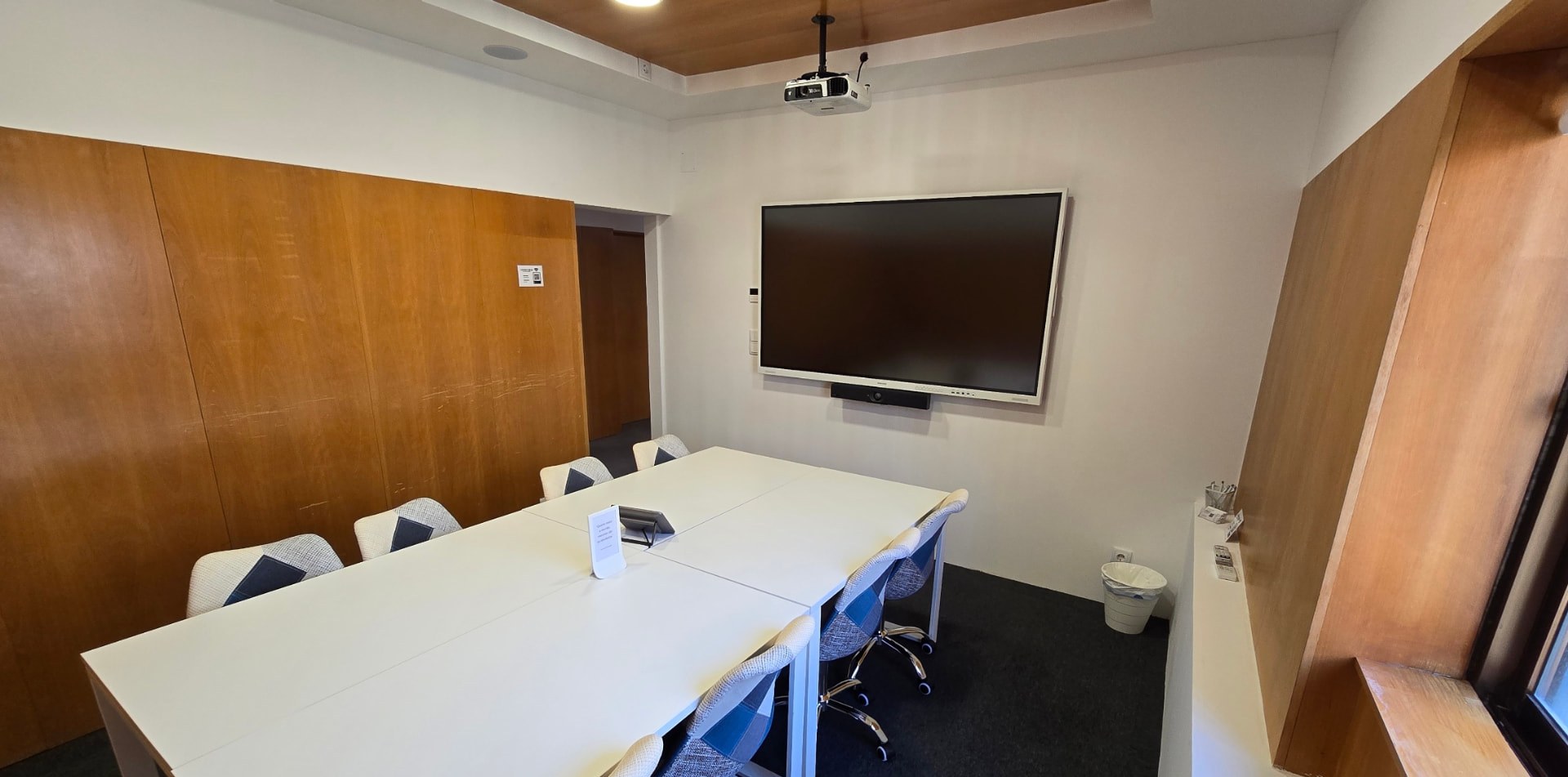 Sala de reuniões e formação da ConnectHub com ecrã interativo e videoprojetor